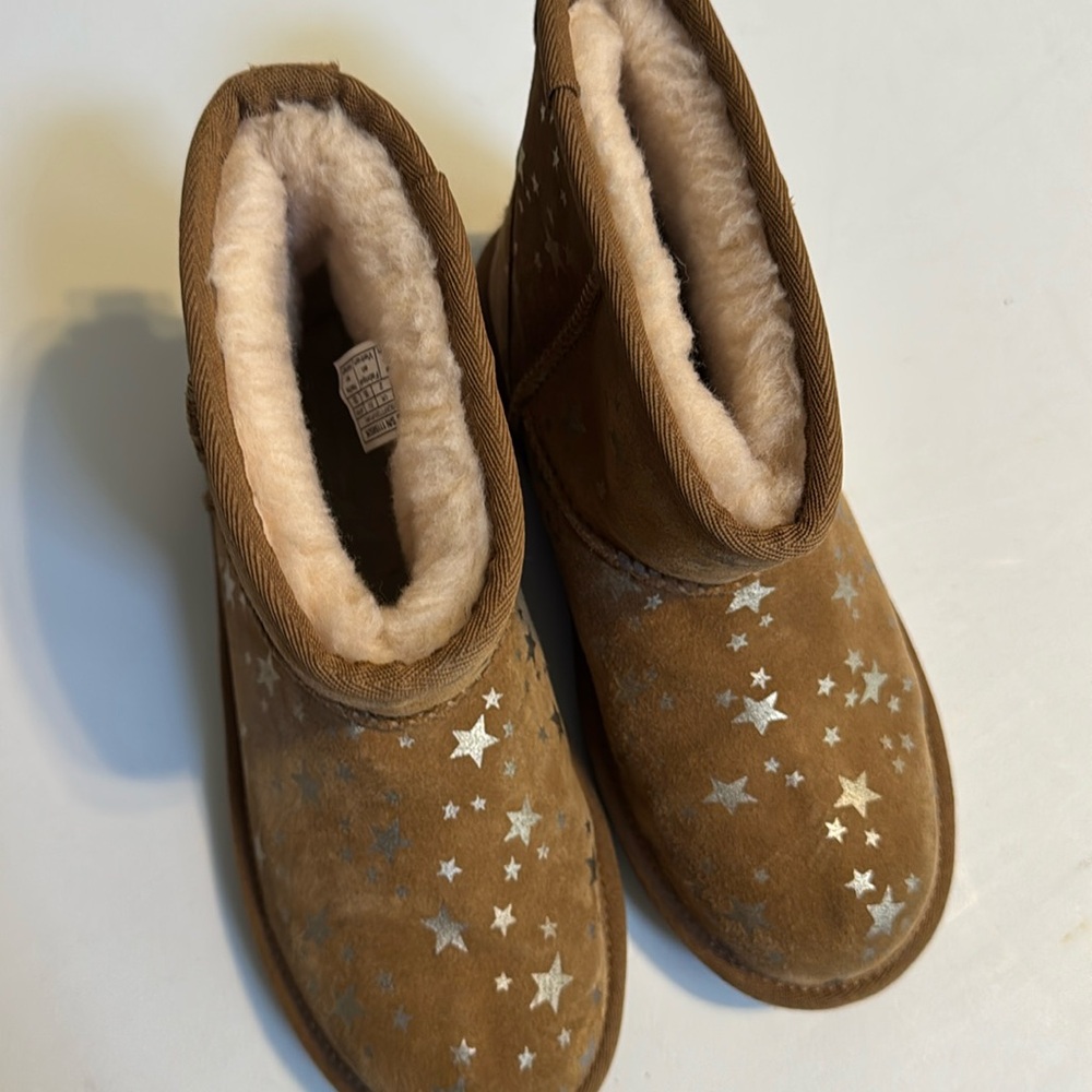 UGG Classic Short II Stars Boot Size 3-Kids